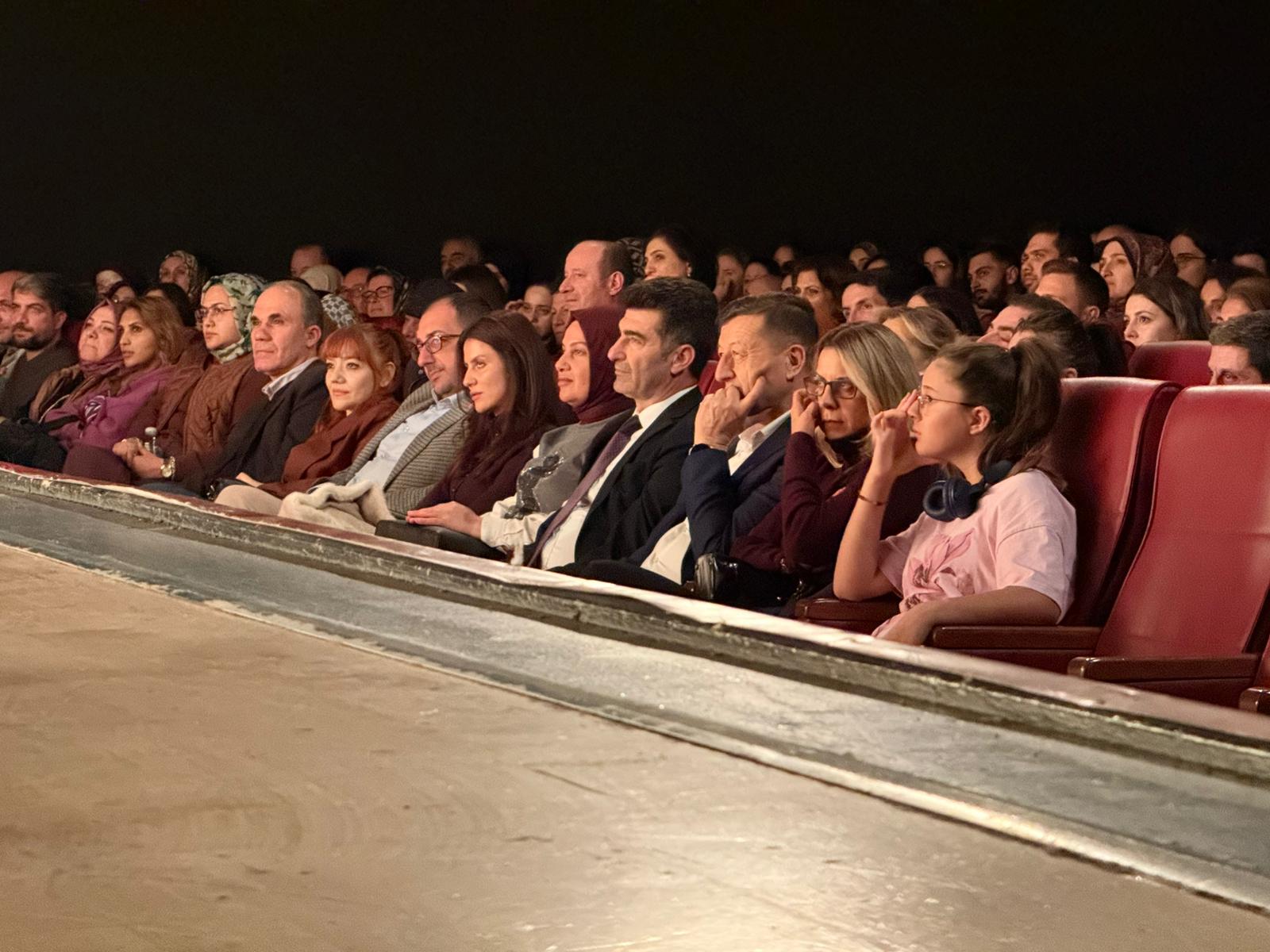 YALOVA’DA ‘OLAYLAR ÇOK BÜYÜK’ OYUNU KAHKAHA DOLU ANLARA SAHNE OLDU