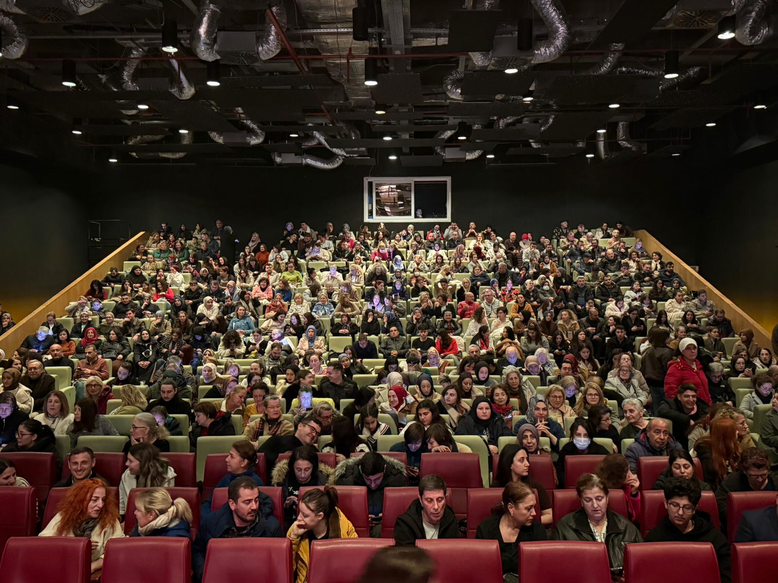 YALOVA’DA ‘OLAYLAR ÇOK BÜYÜK’ OYUNU KAHKAHA DOLU ANLARA SAHNE OLDU