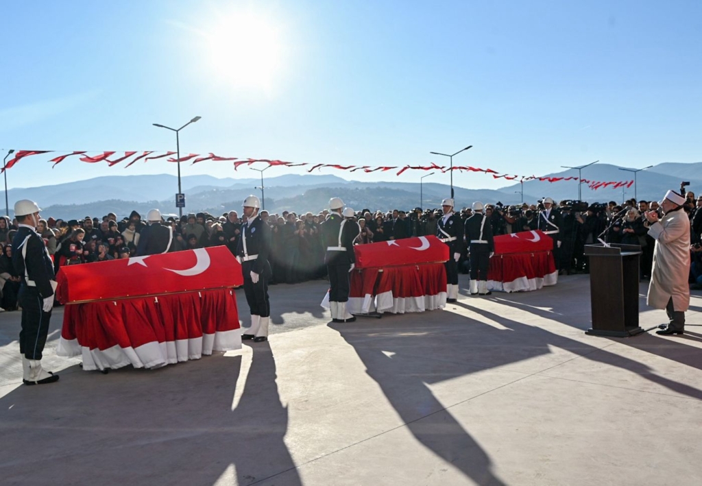 YALOVA ŞEHİTLERİNİ DUALARLA UĞURLADI ÜÇ KAHRAMANA SON VEDA