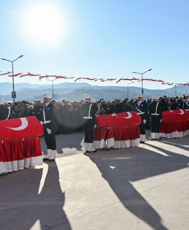 YALOVA ŞEHİTLERİNİ DUALARLA UĞURLADI ÜÇ KAHRAMANA SON VEDA