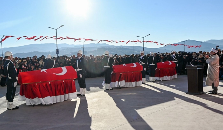 YALOVA ŞEHİTLERİNİ DUALARLA UĞURLADI ÜÇ KAHRAMANA SON VEDA