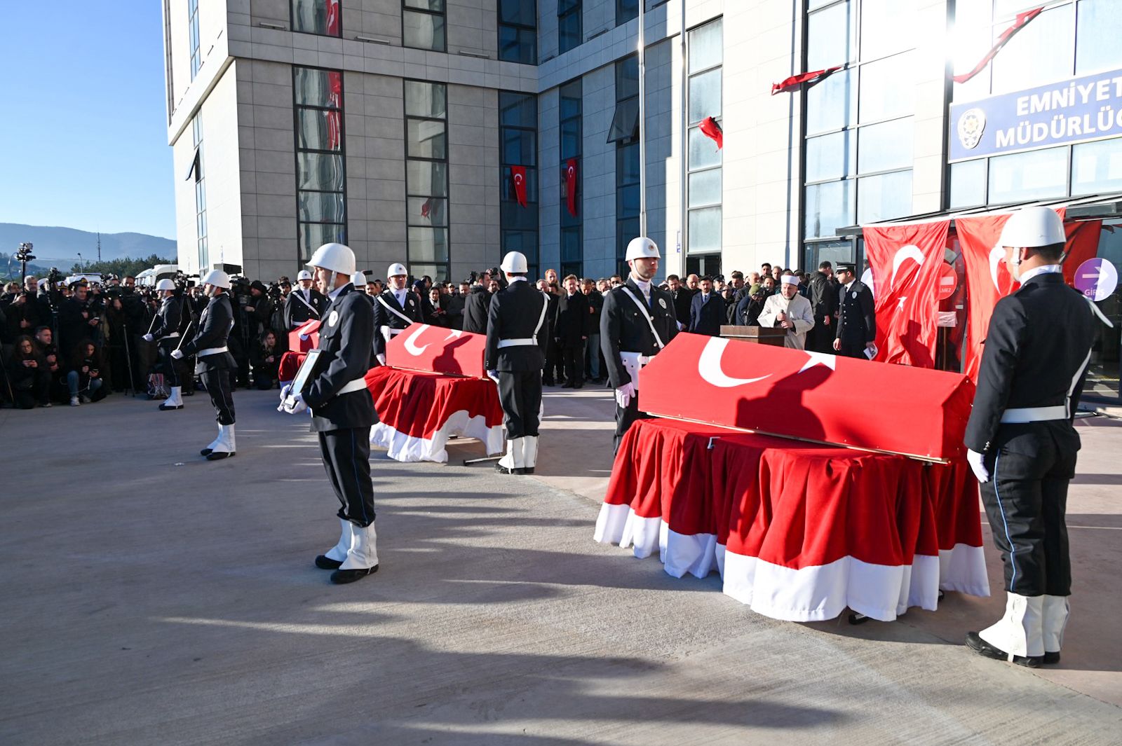 YALOVA ŞEHİTLERİNİ DUALARLA UĞURLADI ÜÇ KAHRAMANA SON VEDA 5 YALOVA ŞEHİTLERİNİ DUALARLA UĞURLADI ÜÇ KAHRAMANA SON VEDA