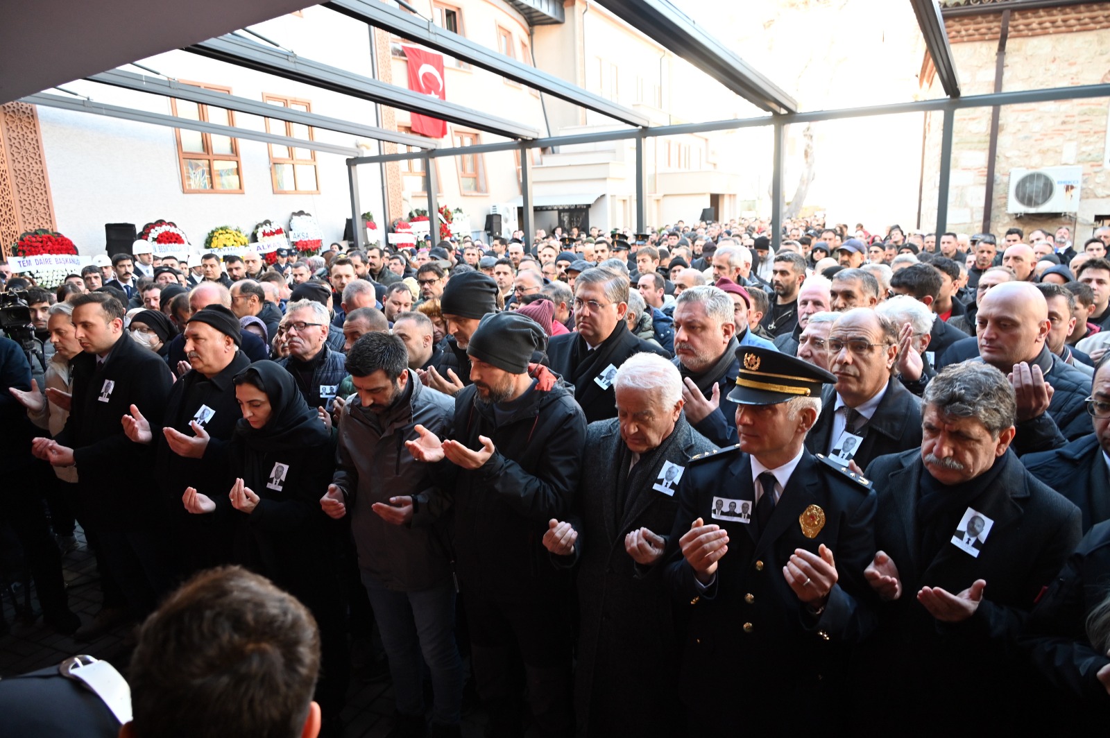 YALOVA ŞEHİTLERİNİ DUALARLA UĞURLADI ÜÇ KAHRAMANA SON VEDA 6 YALOVA ŞEHİTLERİNİ DUALARLA UĞURLADI ÜÇ KAHRAMANA SON VEDA