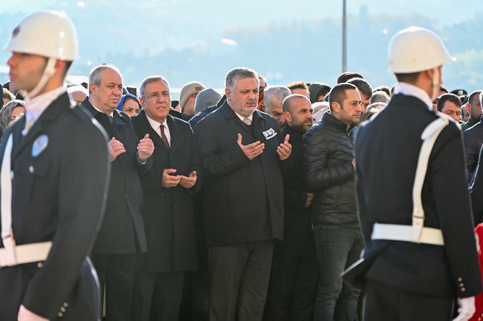 YALOVA ŞEHİTLERİNİ DUALARLA UĞURLADI ÜÇ KAHRAMANA SON VEDA 4 YALOVA ŞEHİTLERİNİ DUALARLA UĞURLADI ÜÇ KAHRAMANA SON VEDA
