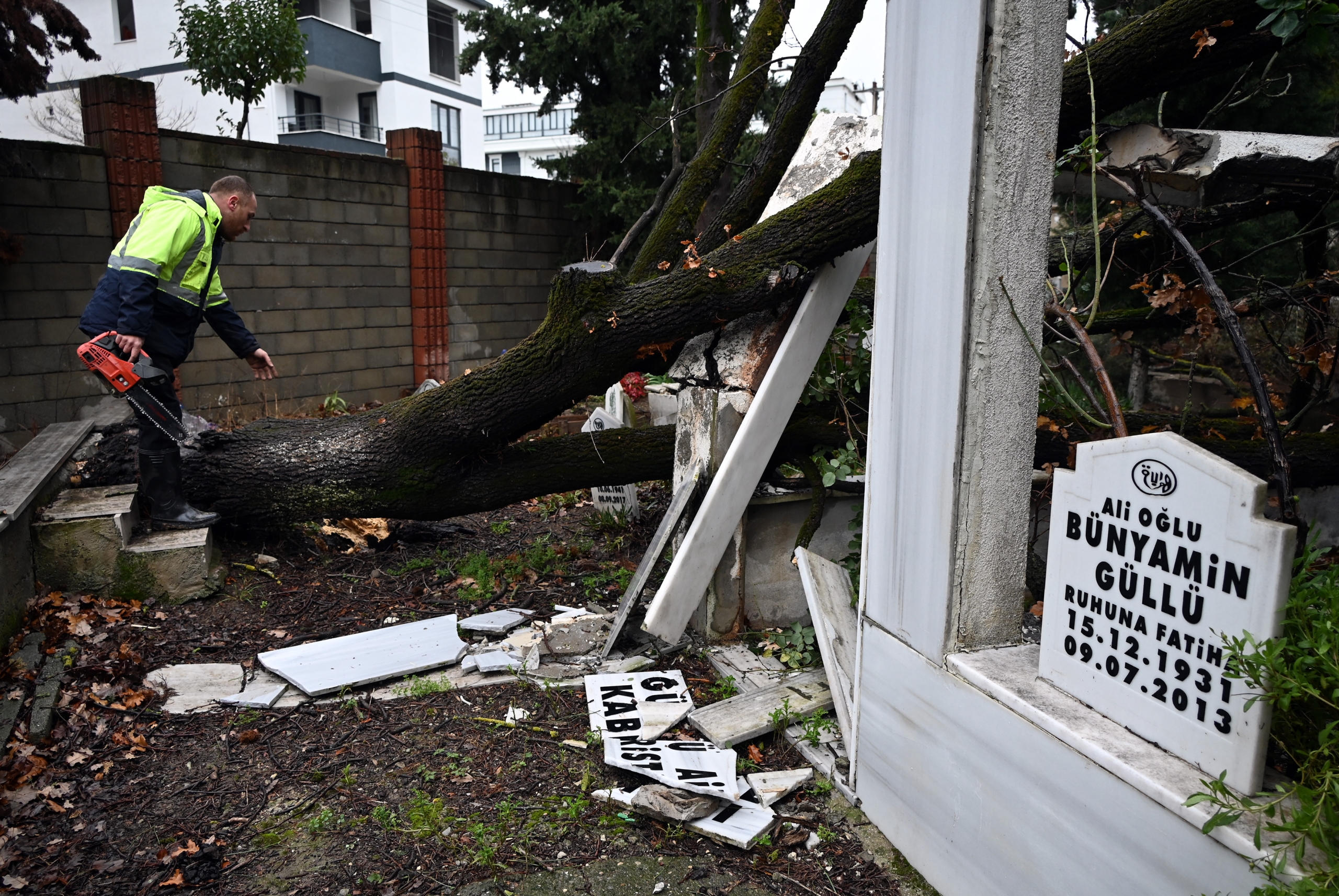ŞİDDETLİ FIRTINA ŞEHİR MEZARLIĞI’NI DA ETKİLEDİ