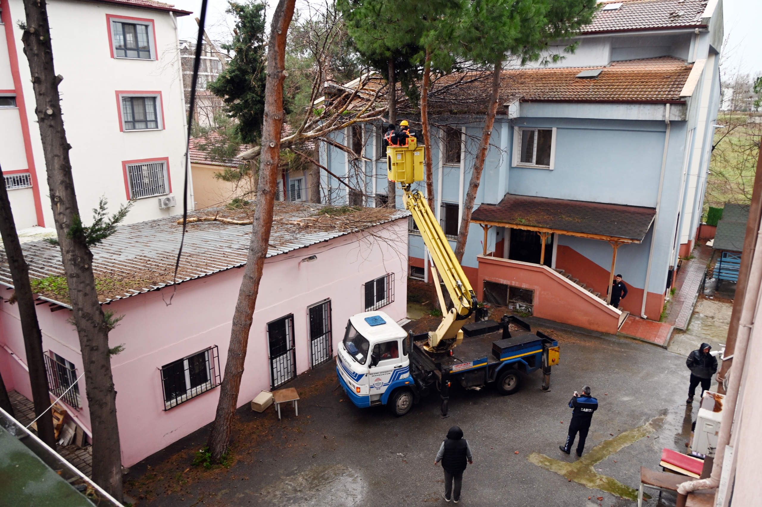Yalova Belediyesi Fırtınaya Karşı Alarm Durumuna Geçti: 350 Olayda Anında Müdahale 4 Yalova Belediyesi Fırtınaya Karşı Alarm Durumuna Geçti: 350 Olayda Anında Müdahale