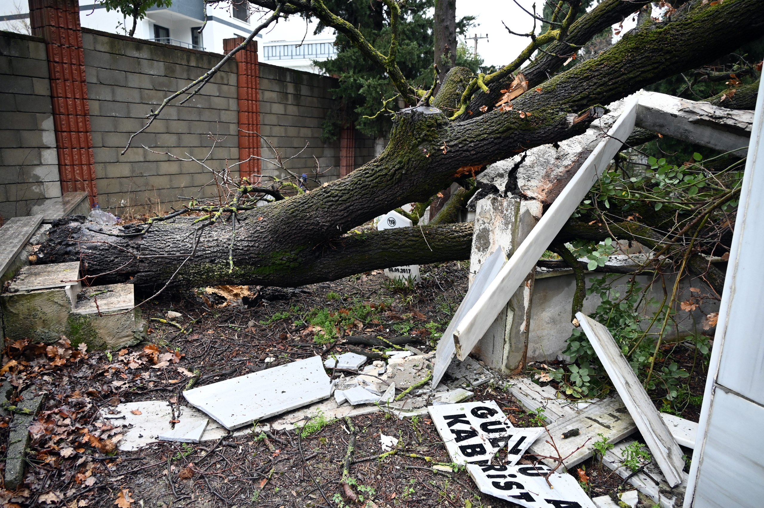 ŞİDDETLİ FIRTINA ŞEHİR MEZARLIĞI’NI DA ETKİLEDİ