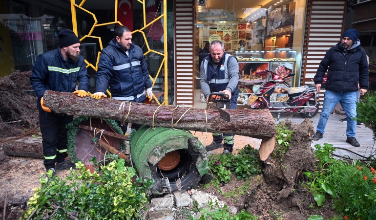 Yalova Belediyesi Fırtınaya Karşı Alarm Durumuna Geçti: 350 Olayda Anında Müdahale