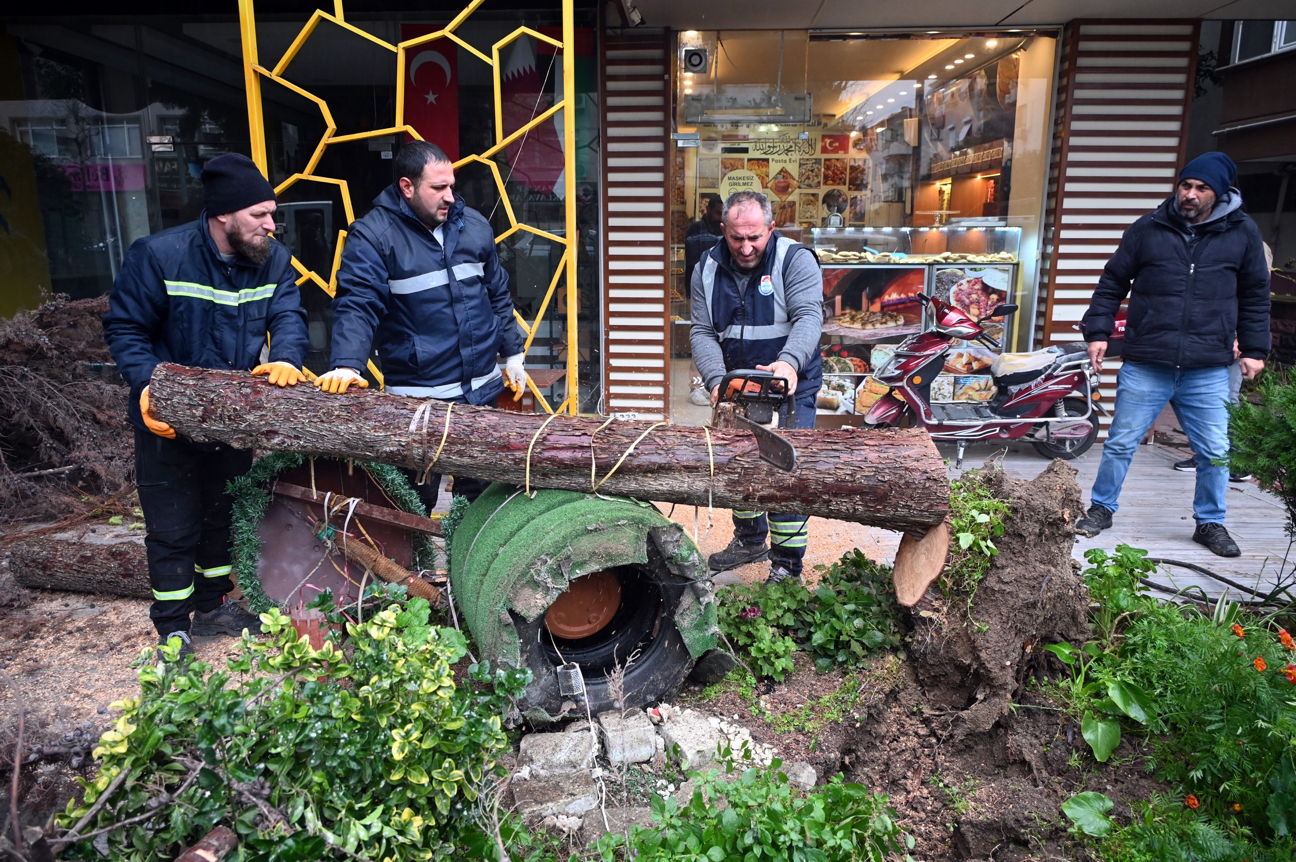 Yalova Belediyesi Fırtınaya Karşı Alarm Durumuna Geçti: 350 Olayda Anında Müdahale
