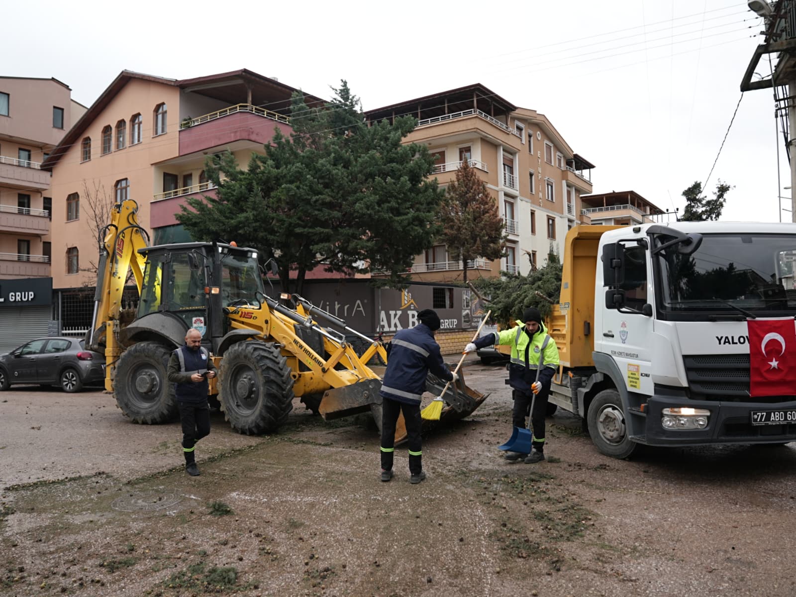 Yalova Belediyesi Fırtınaya Karşı Alarm Durumuna Geçti: 350 Olayda Anında Müdahale 5 Yalova Belediyesi Fırtınaya Karşı Alarm Durumuna Geçti: 350 Olayda Anında Müdahale