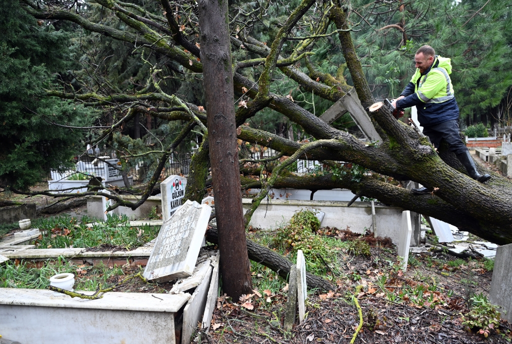ŞİDDETLİ FIRTINA ŞEHİR MEZARLIĞI’NI DA ETKİLEDİ