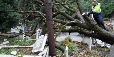 ŞİDDETLİ FIRTINA ŞEHİR MEZARLIĞI’NI DA ETKİLEDİ