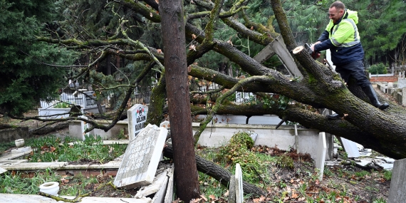 ŞİDDETLİ FIRTINA ŞEHİR MEZARLIĞI’NI DA ETKİLEDİ