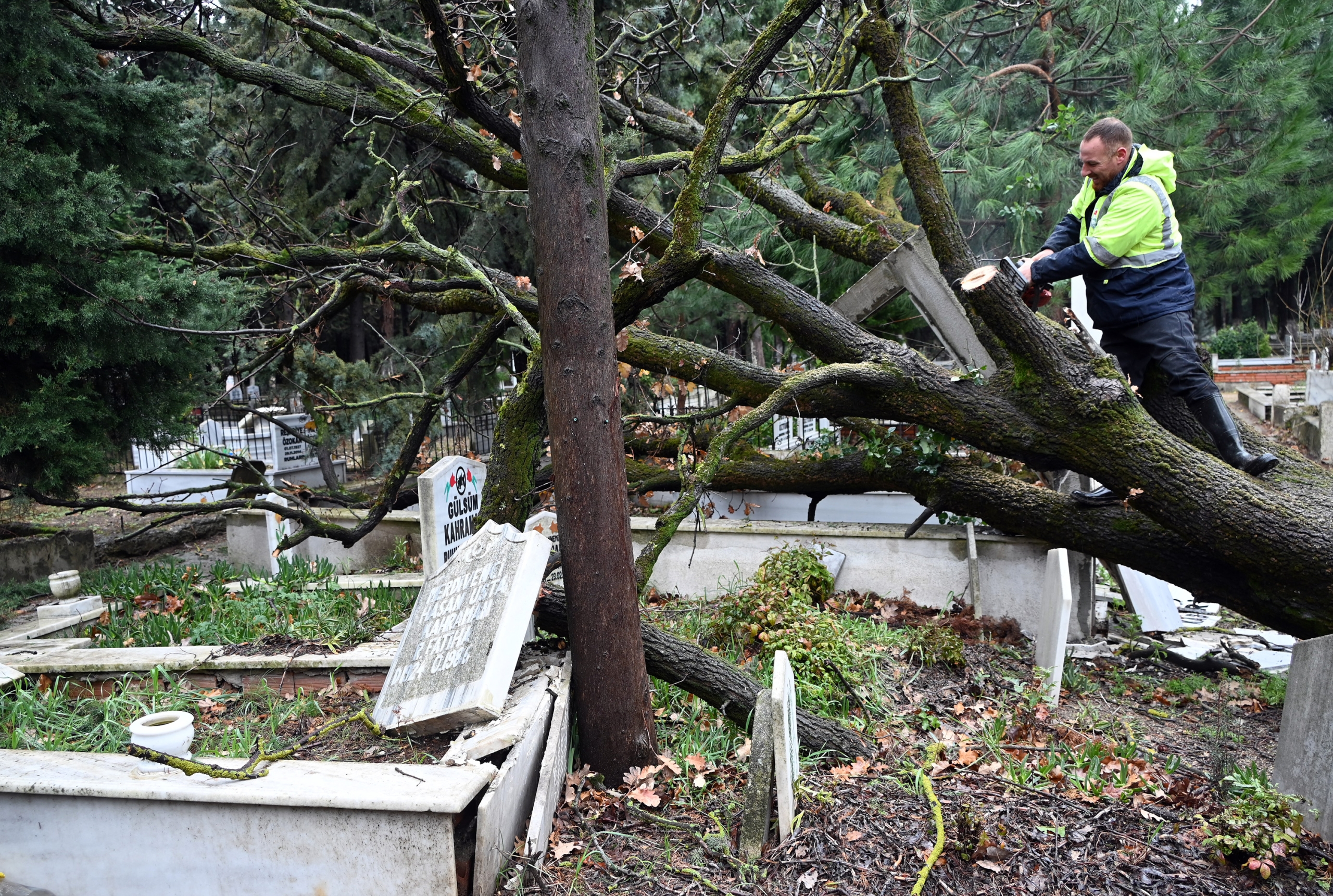 ŞİDDETLİ FIRTINA ŞEHİR MEZARLIĞI’NI DA ETKİLEDİ