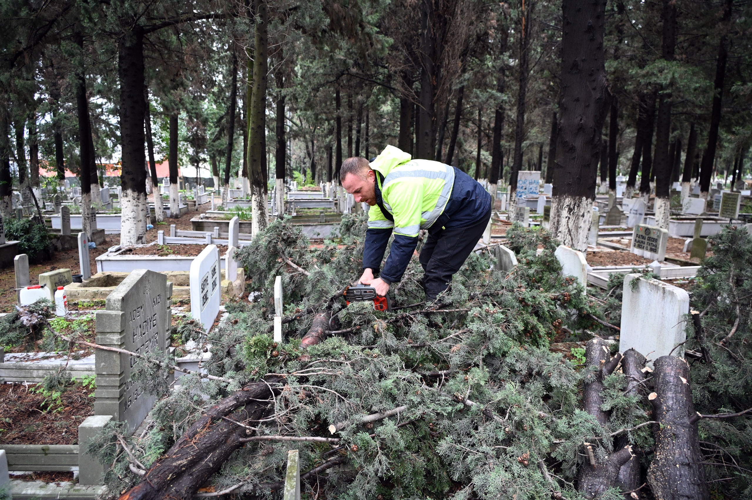 ŞİDDETLİ FIRTINA ŞEHİR MEZARLIĞI’NI DA ETKİLEDİ