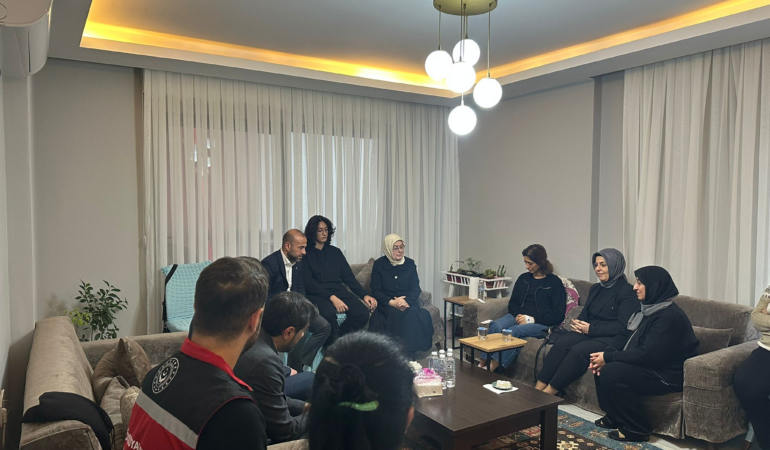 AK Parti Heyetinden Şehit Polis İlker Pehlivan’ın Ailesine Anlamlı Ziyaret 6 AK Parti Heyetinden Şehit Polis İlker Pehlivan’ın Ailesine Anlamlı Ziyaret