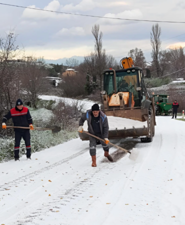 ÇİFTLİKKÖY BELEDİYESİ EKİPLERİNDEN KAR MESAİSİ