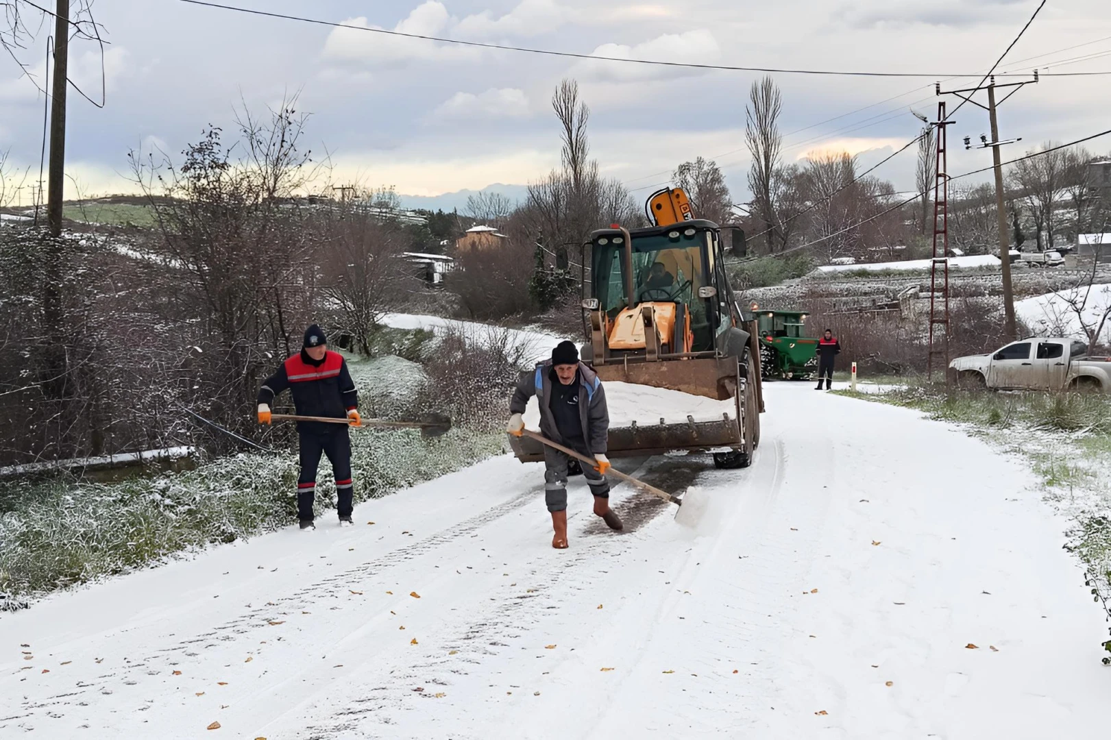 ÇİFTLİKKÖY BELEDİYESİ EKİPLERİNDEN KAR MESAİSİ