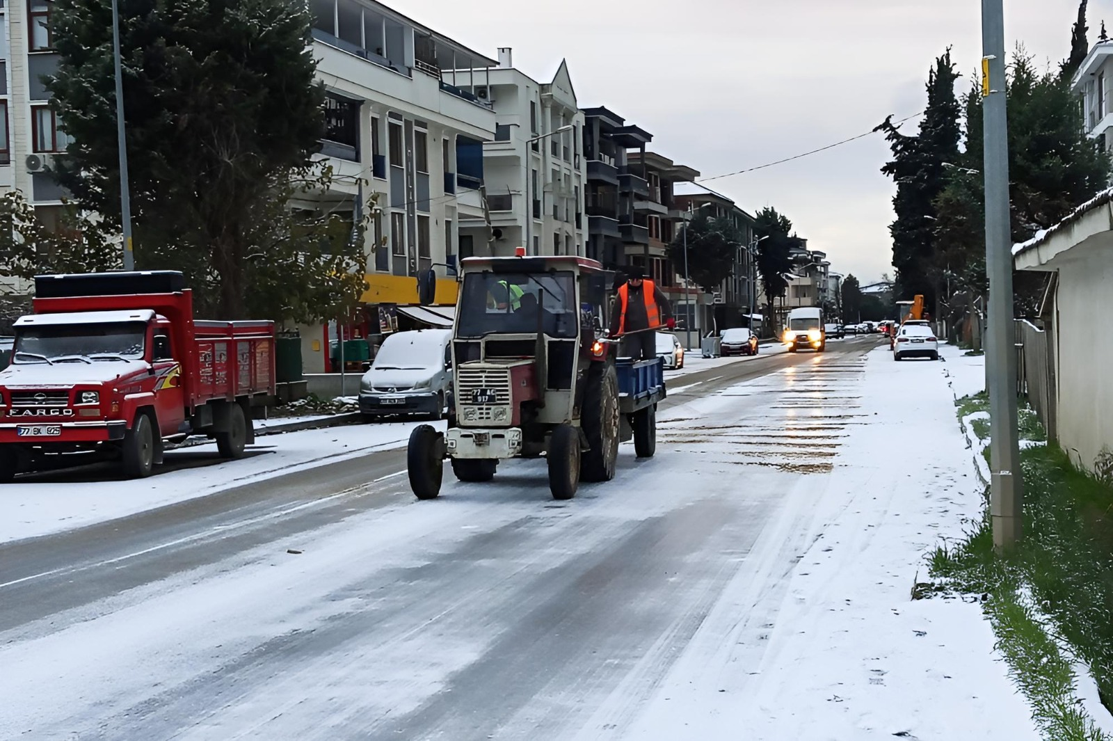 ÇİFTLİKKÖY BELEDİYESİ EKİPLERİNDEN KAR MESAİSİ