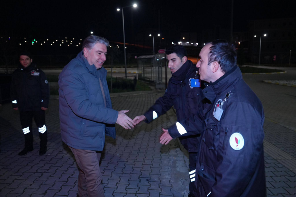 Yalova Üniversitesi Rektörü Prof. Dr. Mehmet Bahçekapılı’dan Gece Mesaisindeki Güvenlik Personeline Moral Ziyareti