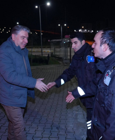 Yalova Üniversitesi Rektörü Prof. Dr. Mehmet Bahçekapılı’dan Gece Mesaisindeki Güvenlik Personeline Moral Ziyareti