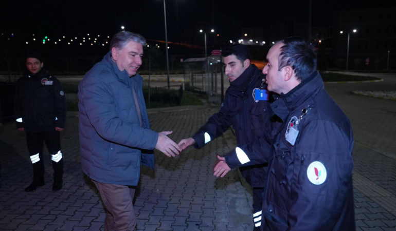 Yalova Üniversitesi Rektörü Prof. Dr. Mehmet Bahçekapılı’dan Gece Mesaisindeki Güvenlik Personeline Moral Ziyareti
