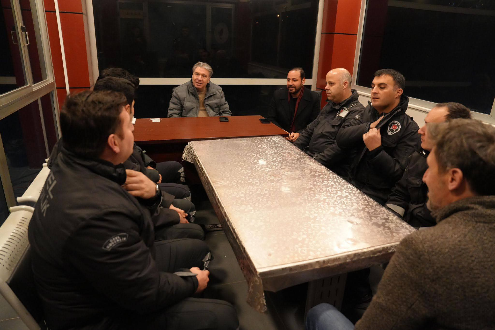 Yalova Üniversitesi Rektörü Prof. Dr. Mehmet Bahçekapılı’dan Gece Mesaisindeki Güvenlik Personeline Moral Ziyareti 4 Yalova Üniversitesi Rektörü Prof. Dr. Mehmet Bahçekapılı’dan Gece Mesaisindeki Güvenlik Personeline Moral Ziyareti