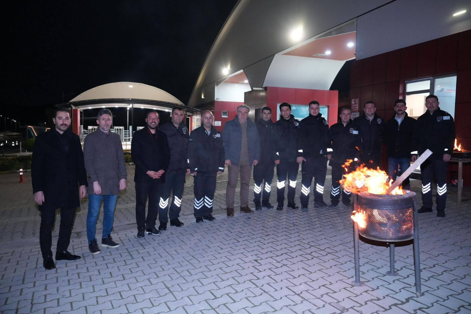Yalova Üniversitesi Rektörü Prof. Dr. Mehmet Bahçekapılı’dan Gece Mesaisindeki Güvenlik Personeline Moral Ziyareti 5 Yalova Üniversitesi Rektörü Prof. Dr. Mehmet Bahçekapılı’dan Gece Mesaisindeki Güvenlik Personeline Moral Ziyareti