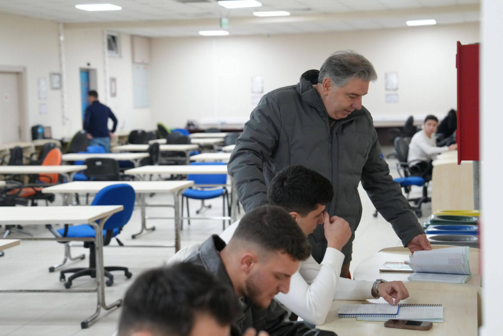 Yalova Üniversitesi’nden Öğrencilere Moral Ziyareti: Rektör Bahçekapılı Kütüphanede Öğrencilerle Buluştu