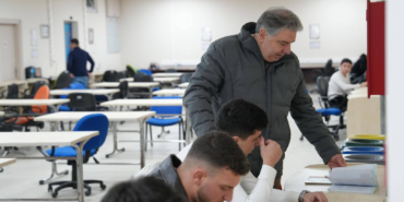 Yalova Üniversitesi’nden Öğrencilere Moral Ziyareti: Rektör Bahçekapılı Kütüphanede Öğrencilerle Buluştu