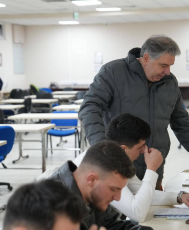 Yalova Üniversitesi’nden Öğrencilere Moral Ziyareti: Rektör Bahçekapılı Kütüphanede Öğrencilerle Buluştu