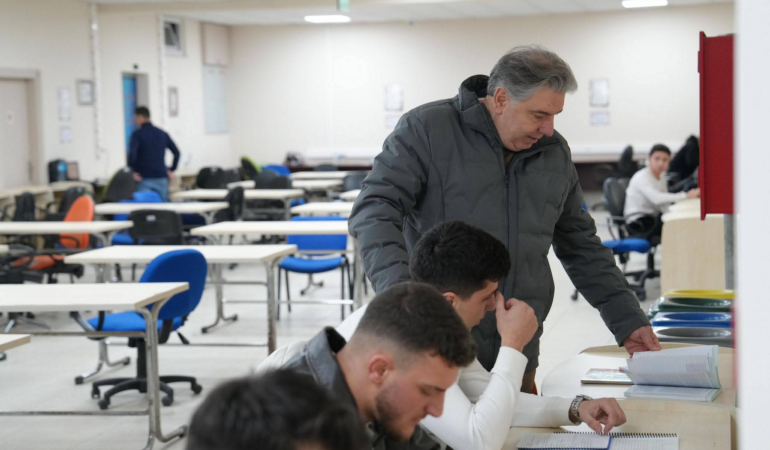 Yalova Üniversitesi’nden Öğrencilere Moral Ziyareti: Rektör Bahçekapılı Kütüphanede Öğrencilerle Buluştu