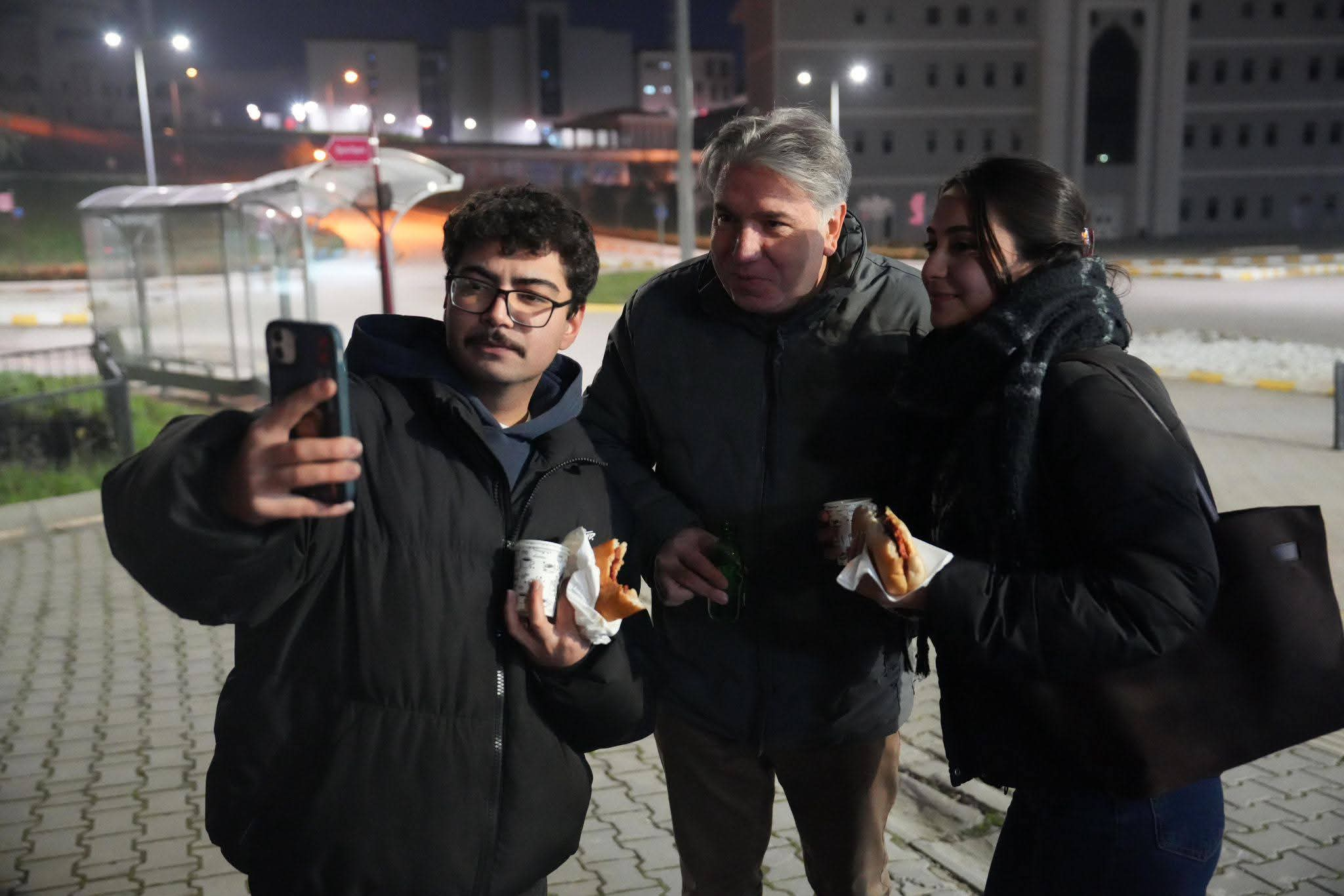 Yalova Üniversitesi’nden Öğrencilere Moral Ziyareti: Rektör Bahçekapılı Kütüphanede Öğrencilerle Buluştu