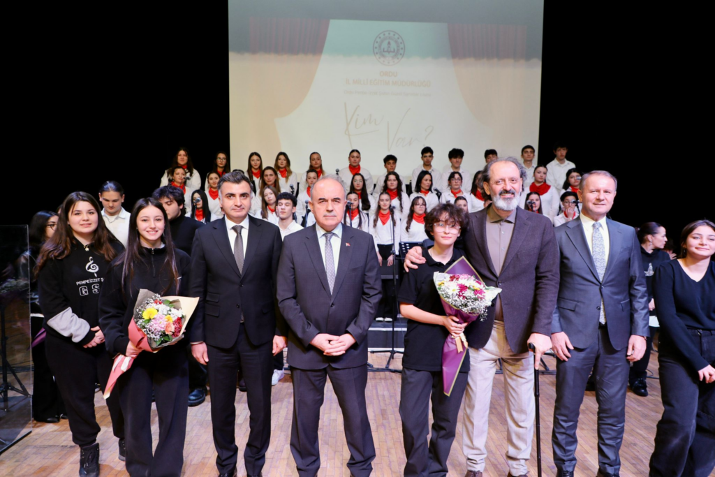 VALİ MUAMMER EROL, “KİM VAR?” SANAT ETKİNLİĞİNDE GENÇ YETENEKLERLE BULUŞTU