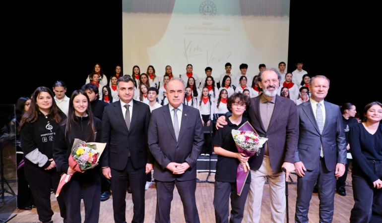 VALİ MUAMMER EROL, “KİM VAR?” SANAT ETKİNLİĞİNDE GENÇ YETENEKLERLE BULUŞTU