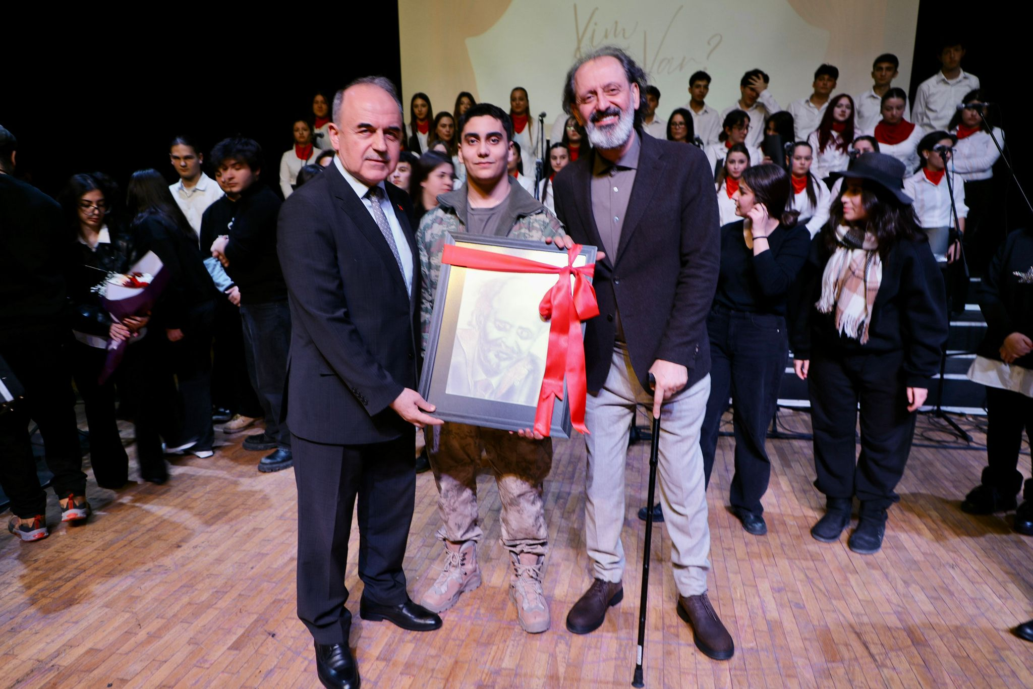 VALİ MUAMMER EROL, “KİM VAR?” SANAT ETKİNLİĞİNDE GENÇ YETENEKLERLE BULUŞTU