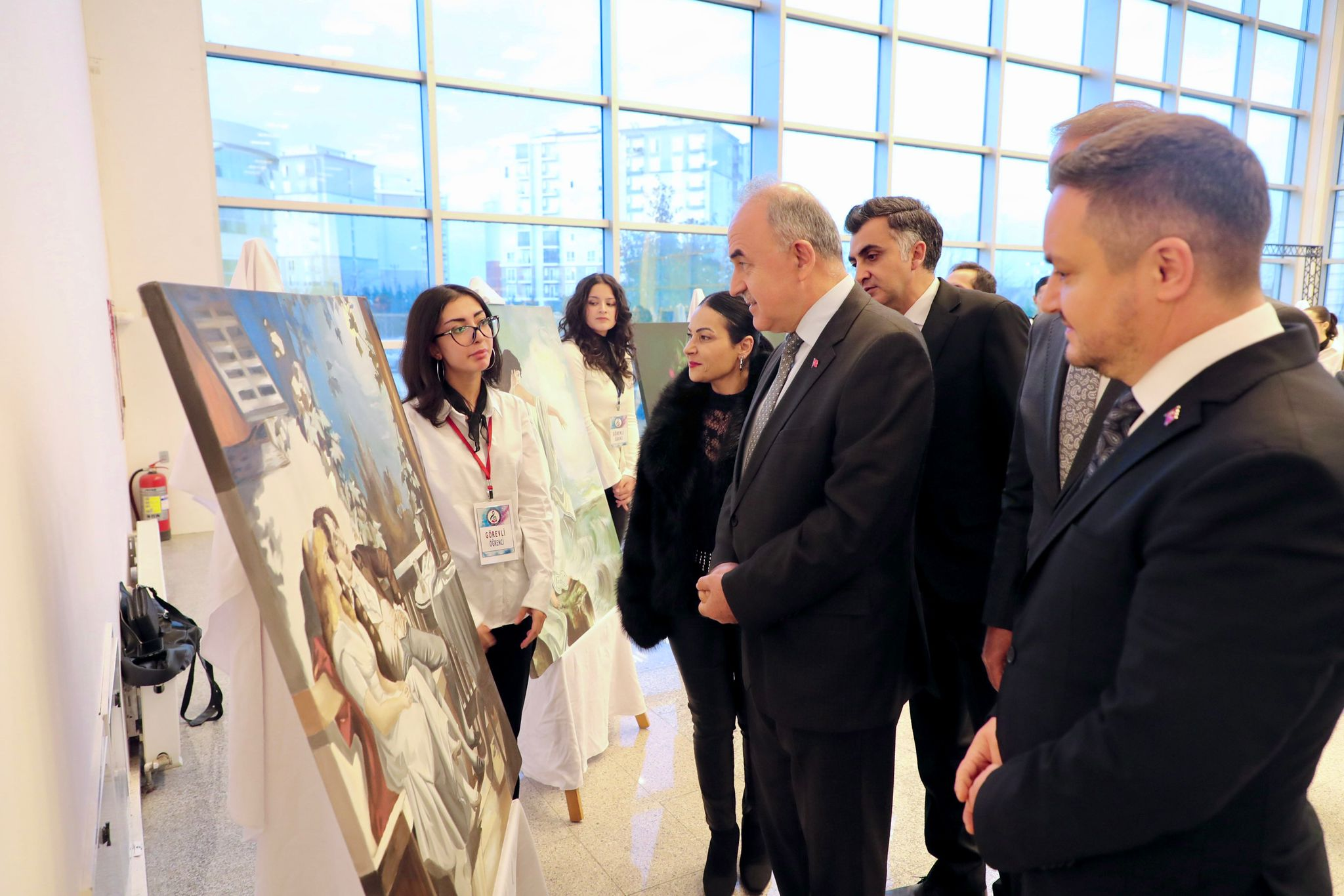 VALİ MUAMMER EROL, “KİM VAR?” SANAT ETKİNLİĞİNDE GENÇ YETENEKLERLE BULUŞTU