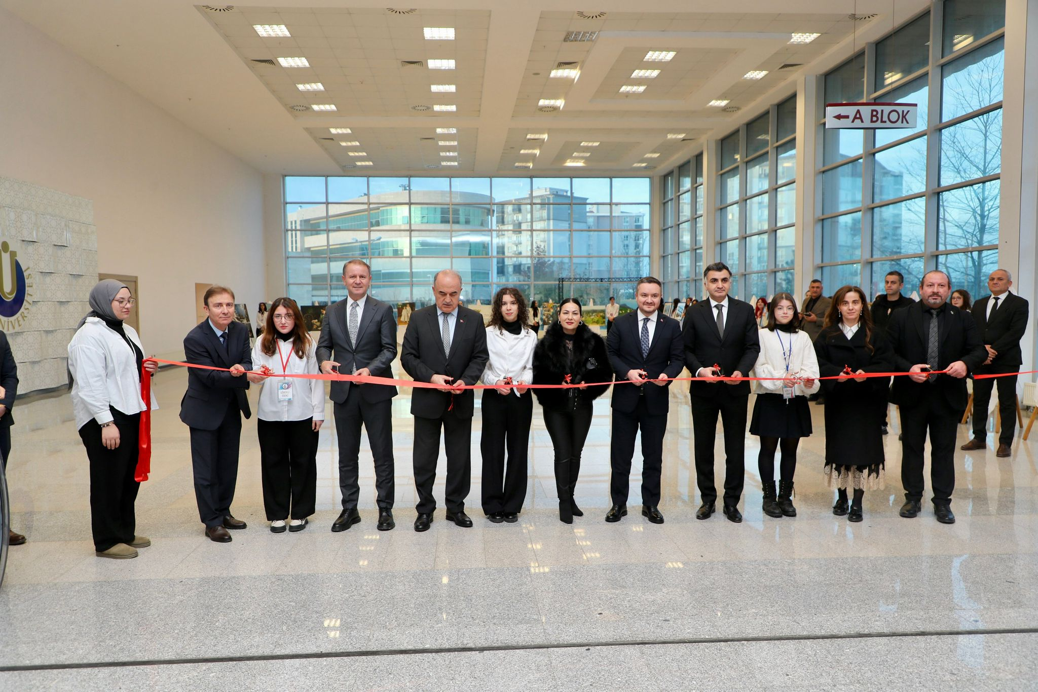 VALİ MUAMMER EROL, “KİM VAR?” SANAT ETKİNLİĞİNDE GENÇ YETENEKLERLE BULUŞTU