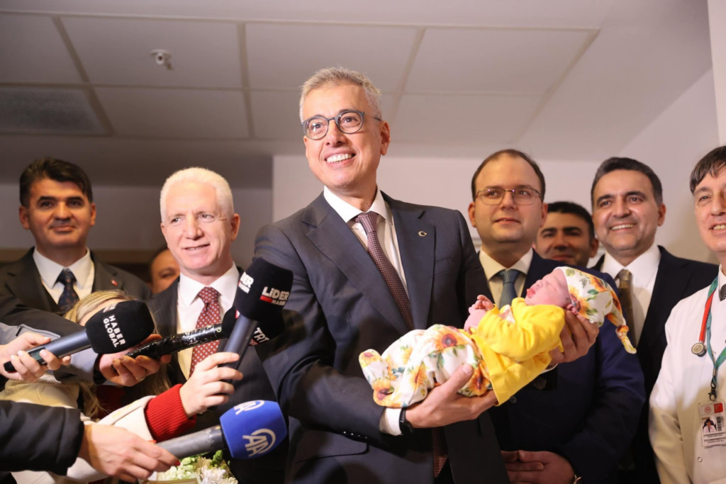 SAĞLIK BAKANI MEMİŞOĞLU’NDAN YENİ YILIN İLK BEBEKLERİNE ANLAMLI ZİYARET