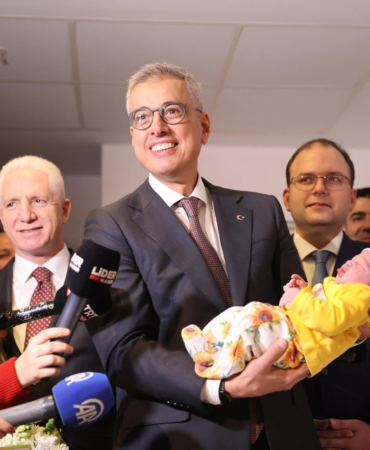 SAĞLIK BAKANI MEMİŞOĞLU’NDAN YENİ YILIN İLK BEBEKLERİNE ANLAMLI ZİYARET