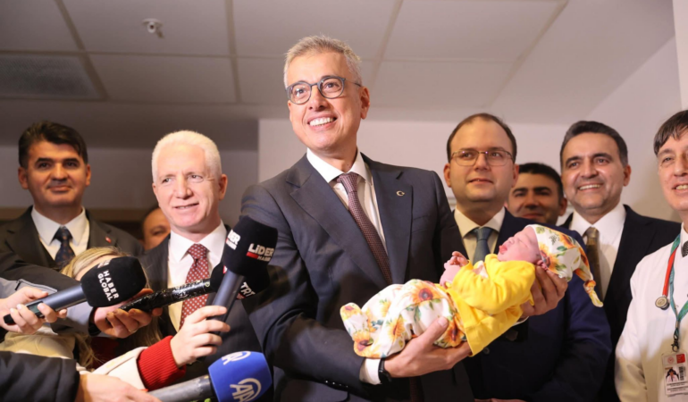 SAĞLIK BAKANI MEMİŞOĞLU’NDAN YENİ YILIN İLK BEBEKLERİNE ANLAMLI ZİYARET