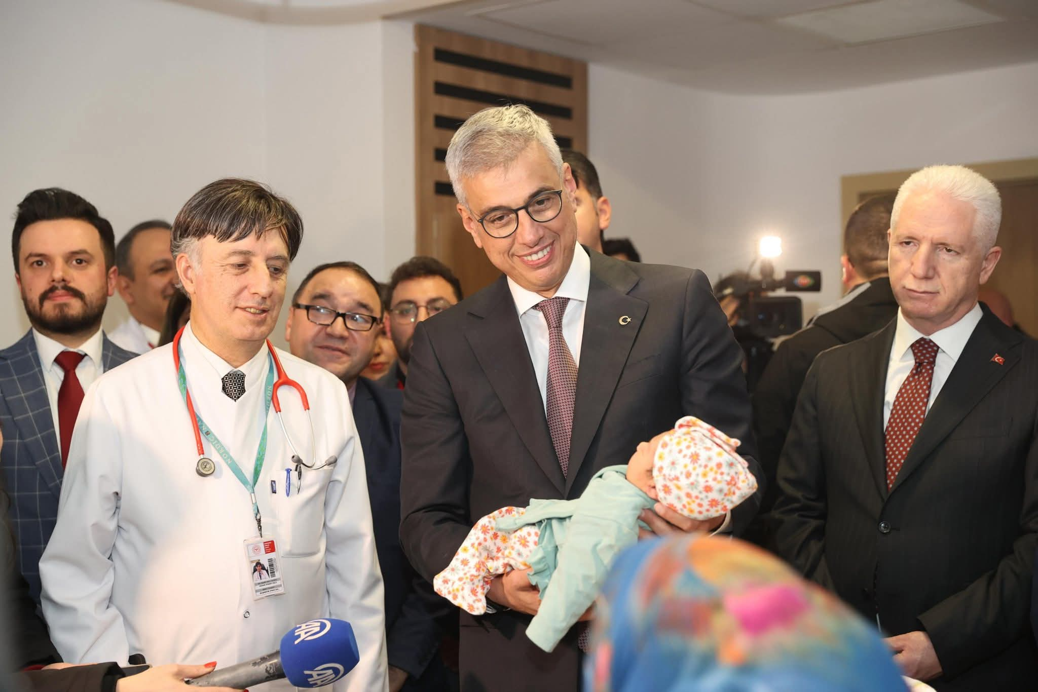 SAĞLIK BAKANI MEMİŞOĞLU’NDAN YENİ YILIN İLK BEBEKLERİNE ANLAMLI ZİYARET