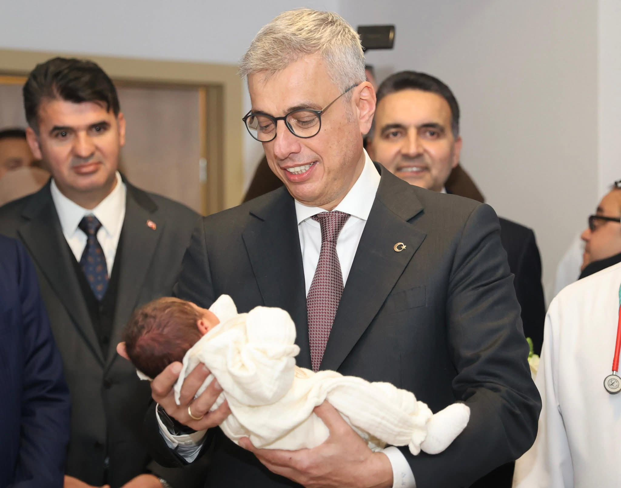 SAĞLIK BAKANI MEMİŞOĞLU’NDAN YENİ YILIN İLK BEBEKLERİNE ANLAMLI ZİYARET