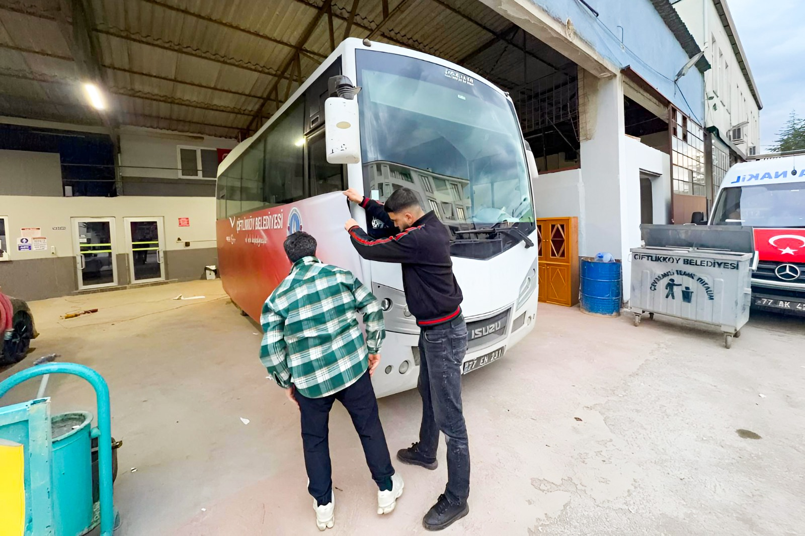 ÇİFTLİKKÖY BELEDİYE OTOBÜSLERİ YENİ TASARIMIYLA HİZMETE GİRDİ