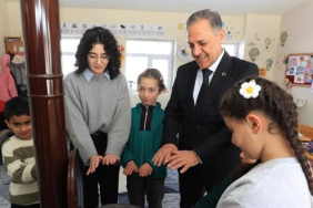 Tayini Çıkan Vali’den 4 Öğrencili Köy Okuluna Anlamlı Veda Ziyareti