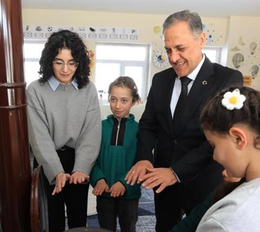 Tayini Çıkan Vali’den 4 Öğrencili Köy Okuluna Anlamlı Veda Ziyareti