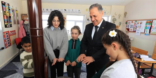 Tayini Çıkan Vali’den 4 Öğrencili Köy Okuluna Anlamlı Veda Ziyareti