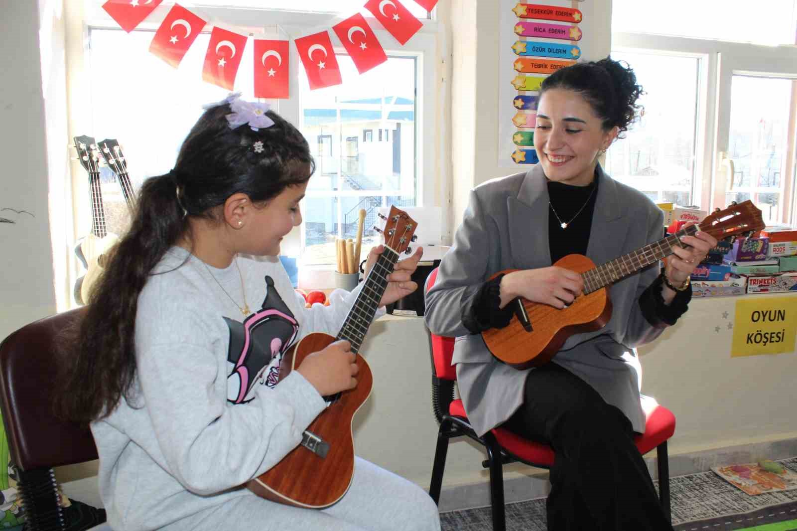 Tayini Çıkan Vali’den 4 Öğrencili Köy Okuluna Anlamlı Veda Ziyareti 5 Tayini Çıkan Vali’den 4 Öğrencili Köy Okuluna Anlamlı Veda Ziyareti