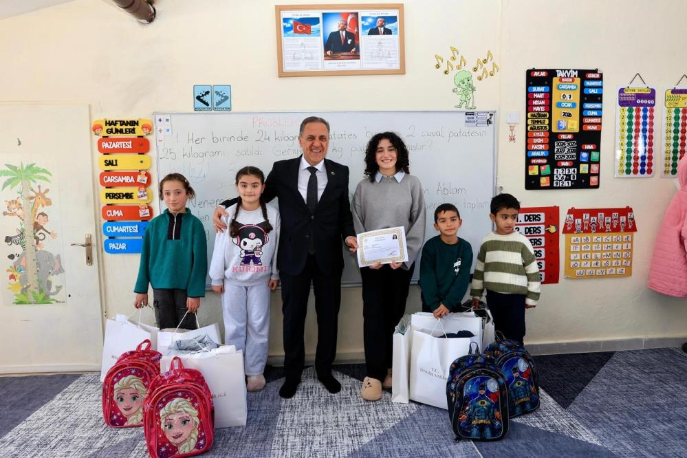 Tayini Çıkan Vali’den 4 Öğrencili Köy Okuluna Anlamlı Veda Ziyareti 4 Tayini Çıkan Vali’den 4 Öğrencili Köy Okuluna Anlamlı Veda Ziyareti