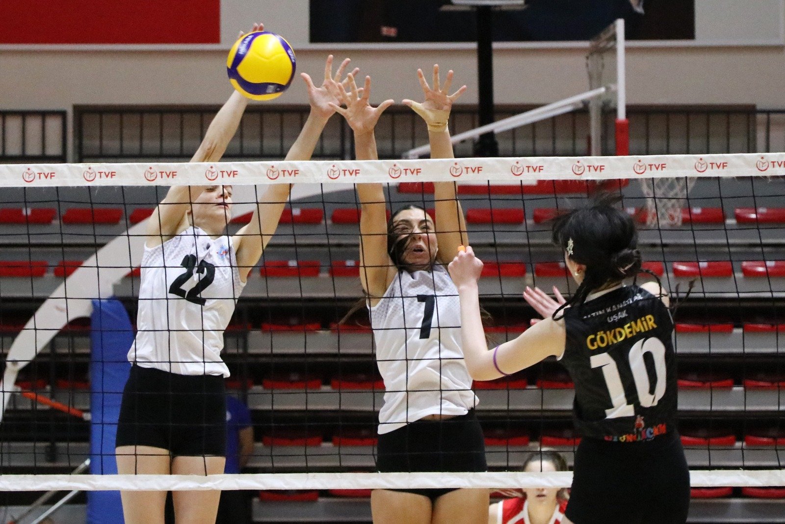 ÇİFTLİKKÖY’ÜN SULTANLARI UŞAK’TAN ŞEN DÖNDÜ (3-0) 5 ÇİFTLİKKÖY’ÜN SULTANLARI UŞAK’TAN ŞEN DÖNDÜ (3-0)